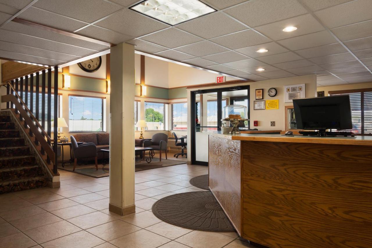 Super 8 By Wyndham Columbus Hotel Екстериор снимка