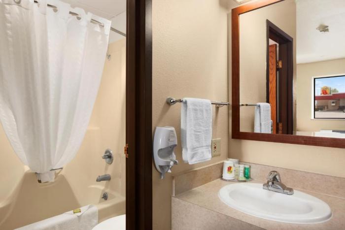 Super 8 By Wyndham Columbus Hotel Стая снимка