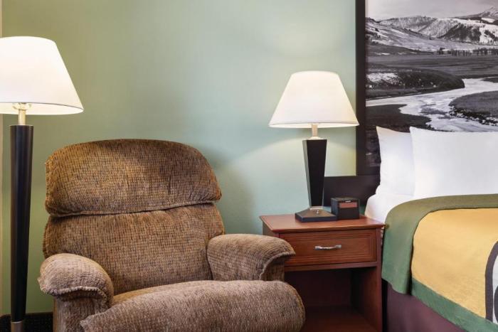 Super 8 By Wyndham Columbus Hotel Стая снимка