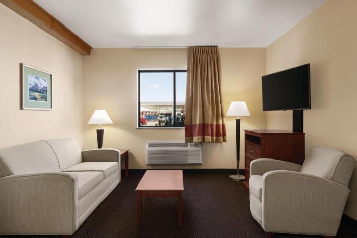 Super 8 By Wyndham Columbus Hotel Стая снимка