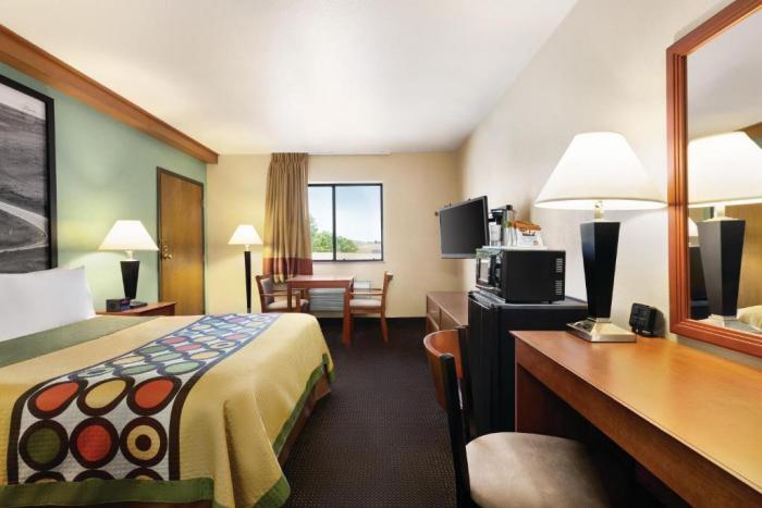 Super 8 By Wyndham Columbus Hotel Стая снимка