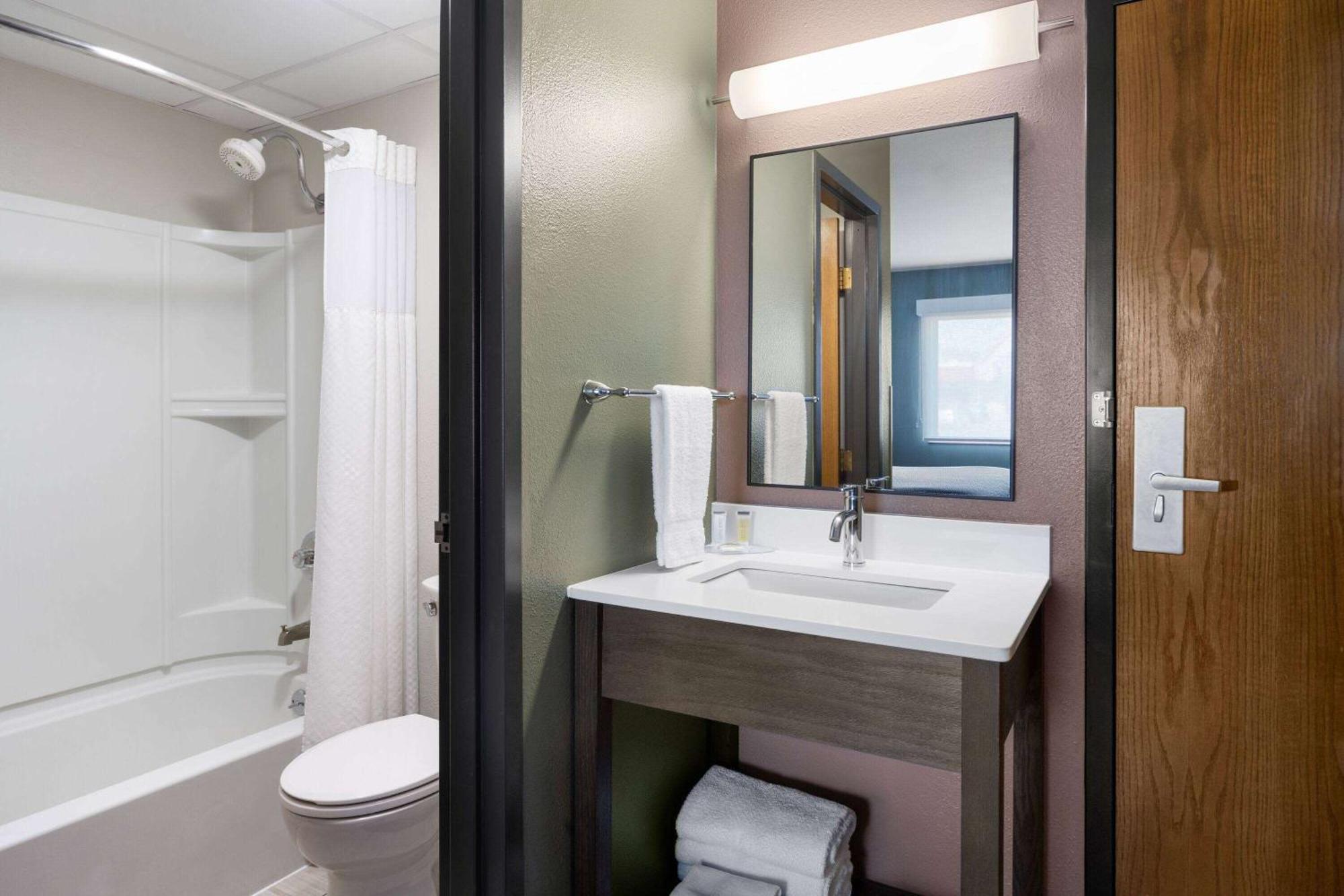Super 8 By Wyndham Columbus Hotel Екстериор снимка
