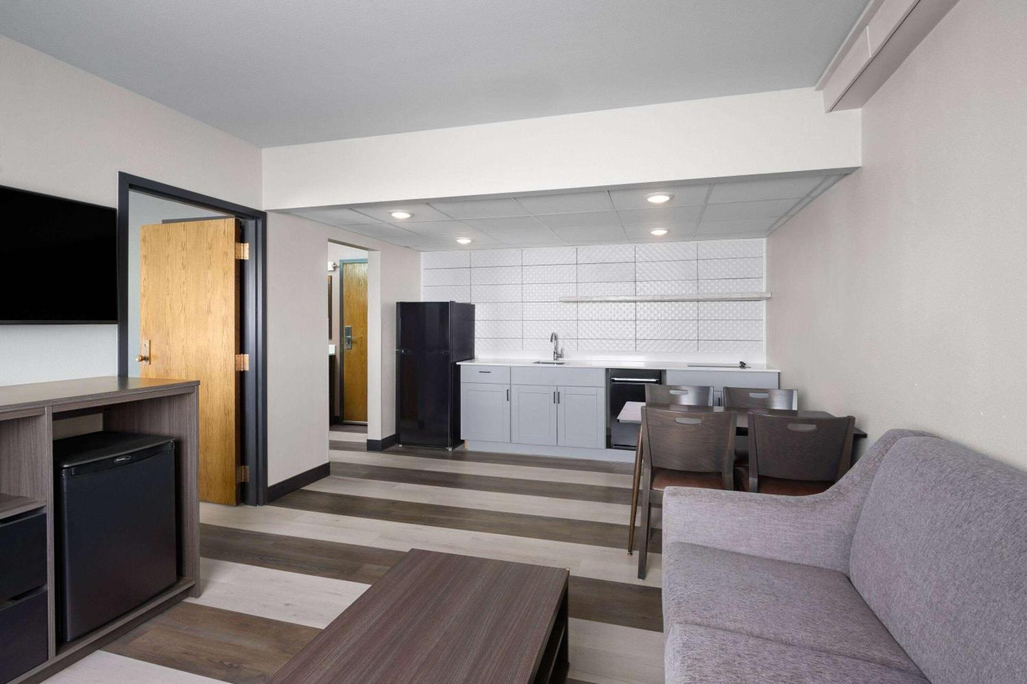 Super 8 By Wyndham Columbus Hotel Екстериор снимка
