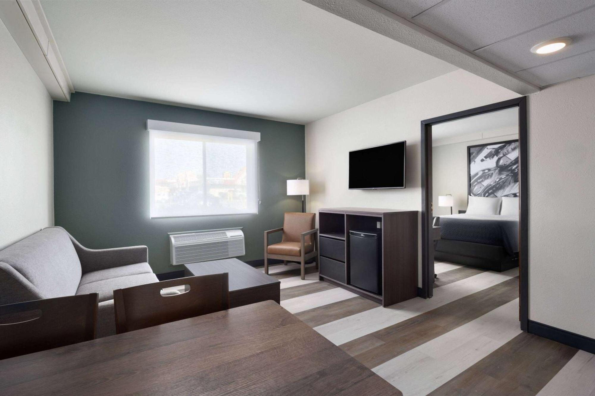 Super 8 By Wyndham Columbus Hotel Екстериор снимка