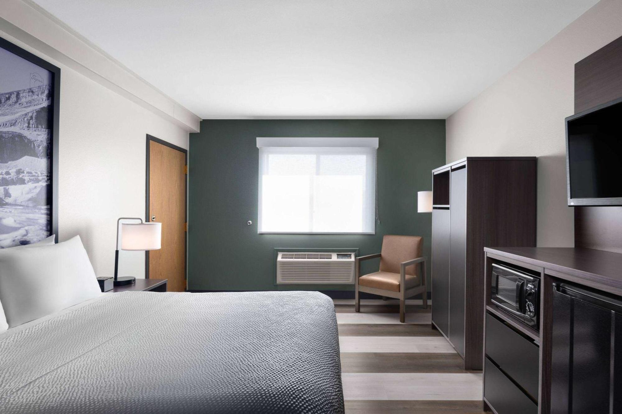 Super 8 By Wyndham Columbus Hotel Екстериор снимка